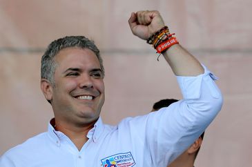 O candidato do partido uribista Centro Democrático, Iván Duque, vence o primeiro turno das eleições presidenciais na Colômbia