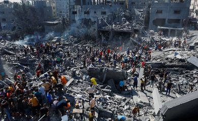 Palestinians search for casualties at the site of Israeli strikes on houses, as the conflict between Israel and Palestinian Islamist group Hamas continues, in Khan Younis in the southern Gaza Strip, October 26, 2023. REUTERS/Ibraheem Abu Mustafa
