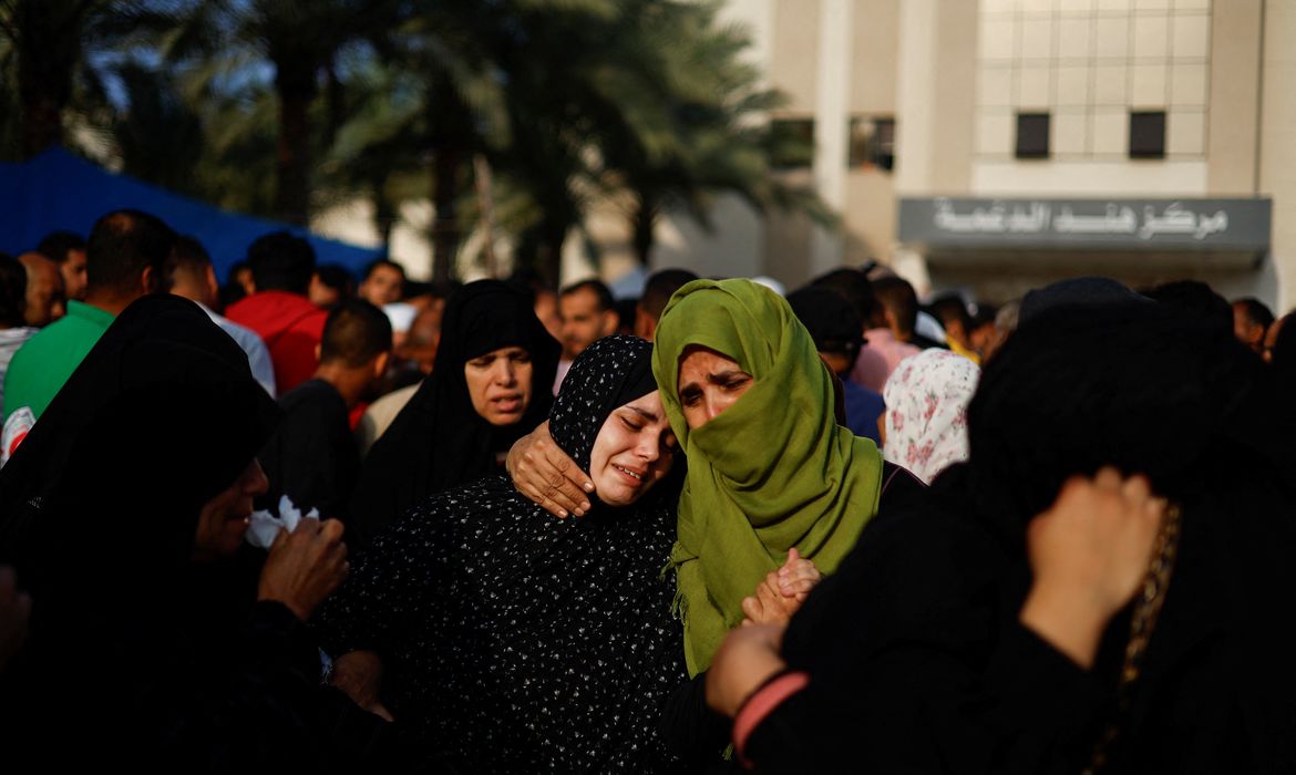 Women mourn the Palestinians killed during Israeli strikes, amid the ongoing conflict between Israel and Palestinian Islamist group Hamas, at a hospital, in Khan Younis in the southern Gaza Strip, November 3, 2023. REUTERS/Mohammed Salem