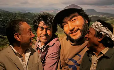 Rio de Janeiro (RJ), 27/02/2024 - O fotógrafo, Hiromi Nagakura e o filósofo indígena, Ailton Krenak, se emocionam em frente a uma foto dos dois, da década de 90.  Exposição fotográfica “Hiromi Nagakura até a Amazônia com Ailton Krenak”, no CCBB, centro da cidade . Foto: Tânia Rêgo/Agência Brasil