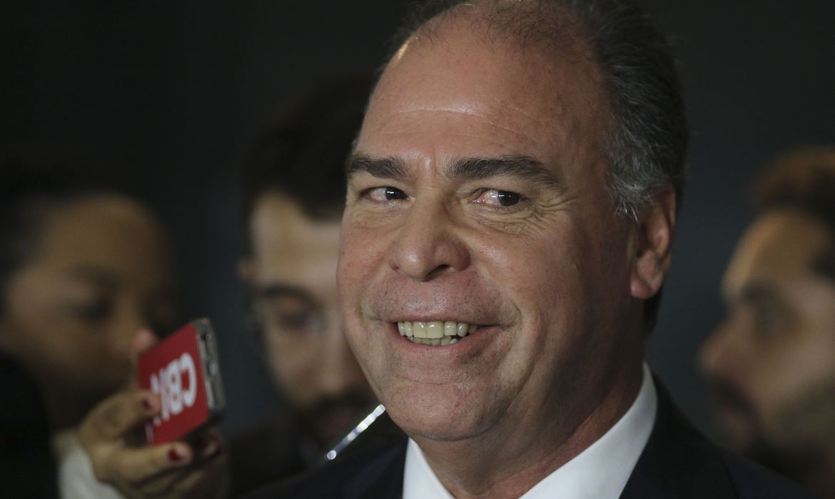 O líder do governo no Senado, Fernando Bezerra Coelho, fala à imprensa após encontro com o presidente Jair Bolsonaro, no Palácio do Planalto.