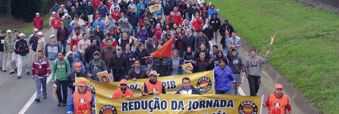 Manifestantes fecham na BR-376 no Paraná