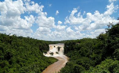Cachoeira em rio que deságua no Rio Paraná em Presidente Franco, no Paraguai