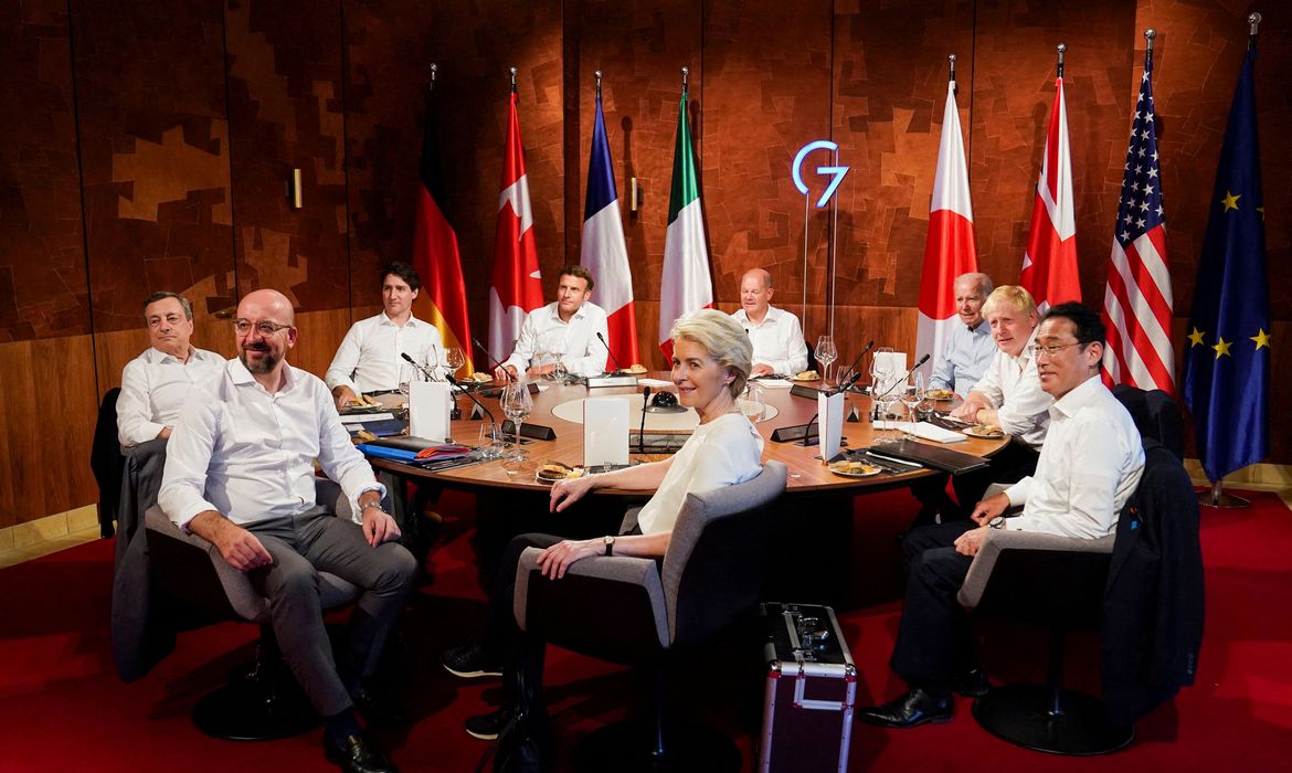 Líderes do G7 reunidos com presidente da Ucrânia, Volodymyr Zelenskiy, por videoconferência no castelo de Schloss Elmau, na Baviera, Alemanha