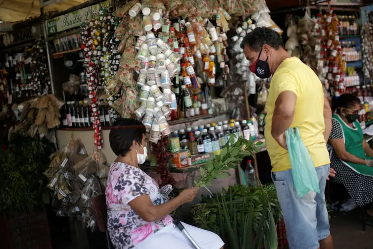 Um vendedor trabalha na venda dos remédios à base de plantas da Amazônia no mercado fluvial Ver-o-Peso, em meio ao surto da doença por coronavírus (COVID-19), em Belém, Brasil, em 16 de junho de 2020. Foto tirada em 16 de junho de 2020.