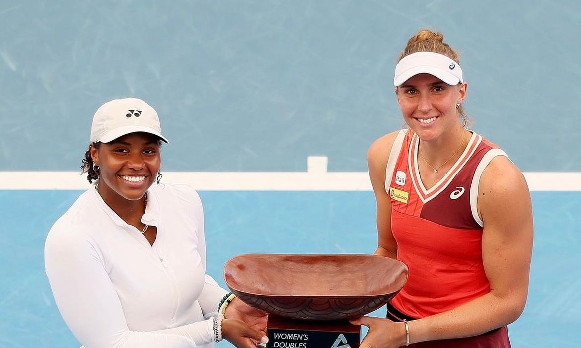 Bia Haddad conquista primeiro título da temporada, o WTA 500 de Adelaide, ao lado de Taylor Townsend, em 12/01/2024