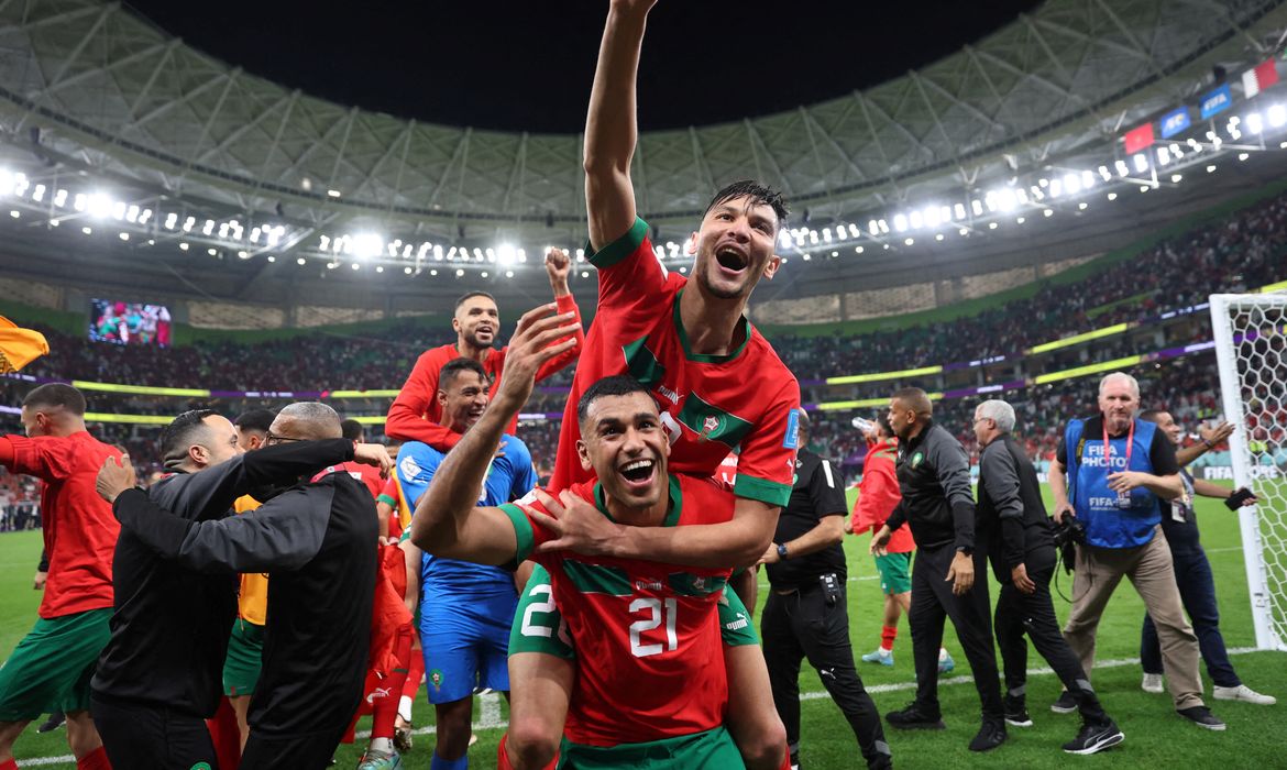 Jogadores da seleção de Marrocos comemoram classificação para as semifinais da Copa do Mundo do Catar após vitória sobre Portugal