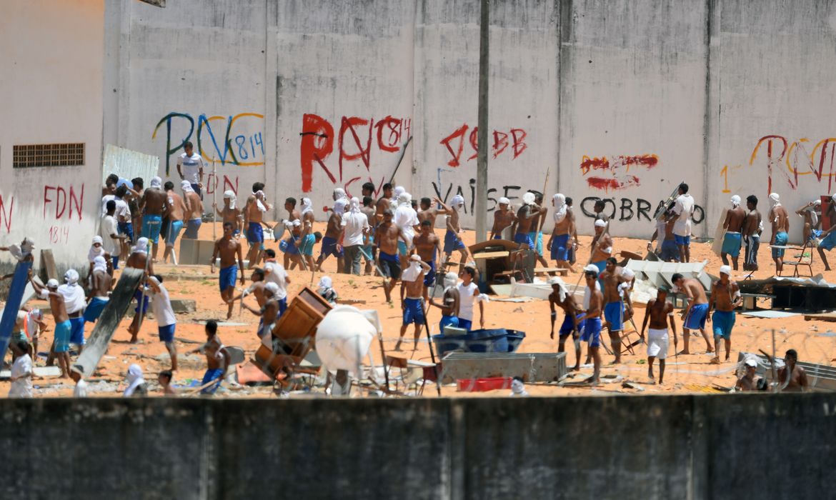 Natal - Policiais do Batalhão de Choque invadem a Penitenciária Estadual de Alcaçuz, no Rio Grande do Norte( Andressa Anholete/AFP/Direitos Reservados )