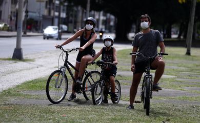 Governos estaduais adotam o uso obrigatório de máscaras para conter covid-19. 