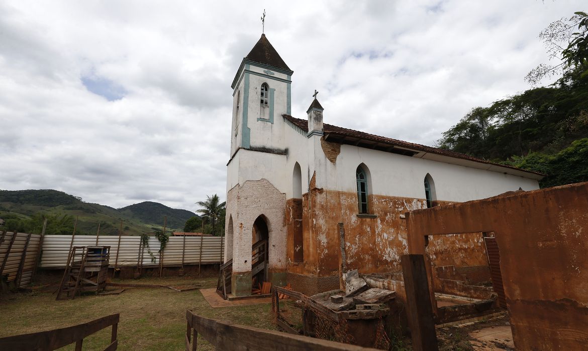 Distrito de Barra Longa. A comunidade foi parcialmente encoberta pela lama que chegou pelo rio Gualaxo do Norte.Na foto a igreja da cidade, atingida pela lama e atualmente interditada. 