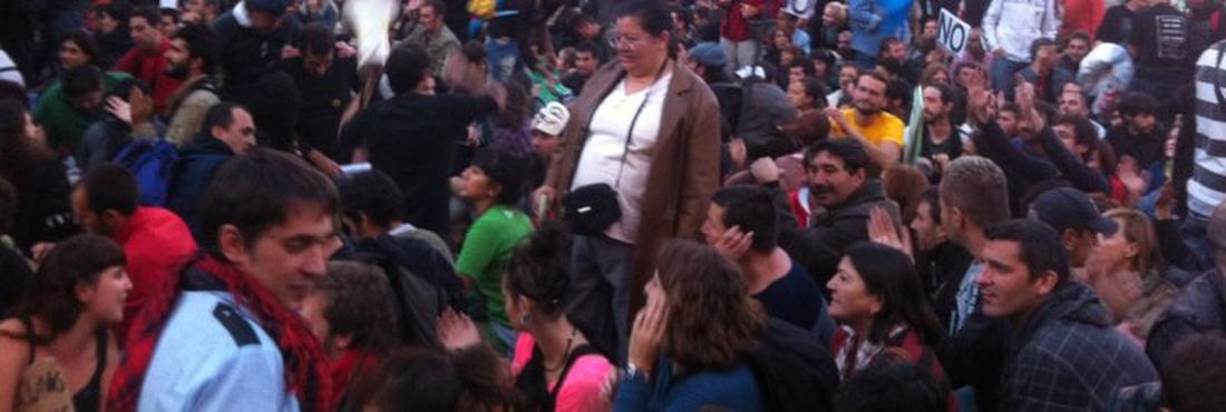 Manifestantes na Plaza Neptuno, em Madrid. Imagem enviada pela manifestante Dani Cabrera, que é brasileira e mora na Espanha.