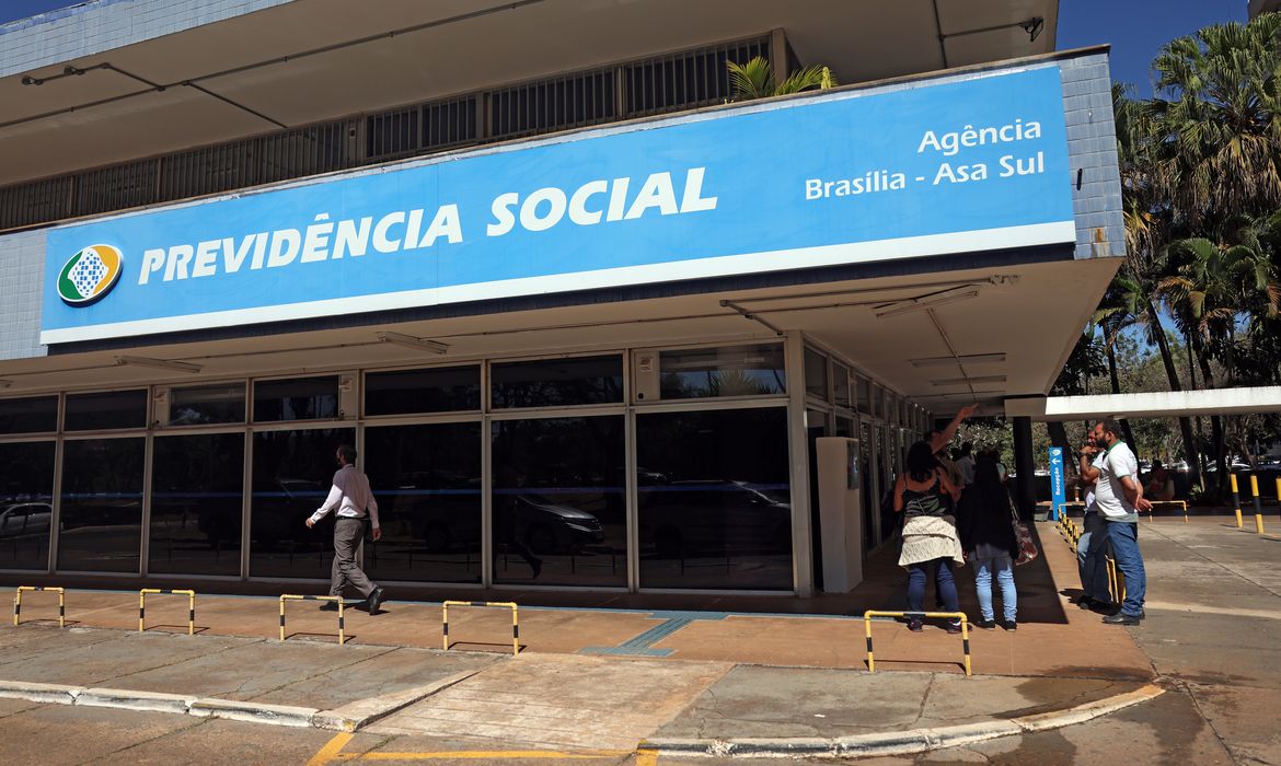 Brasília (DF), 17/07/2024 - Pessoas em frente a entrada da recepcção da Previdência Social. Foto: José Cruz/Agência Brasil