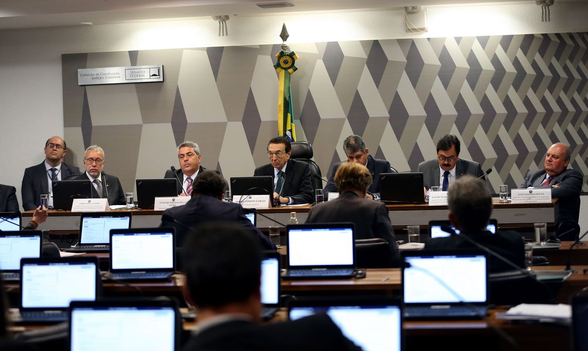 Brasília - Reunião da Comissão de Constituição, Justiça e Cidadania (CCJ) do Senado sobre o projeto que regulamenta o abuso de autoridade (Wilson Dias/Agência Brasil)