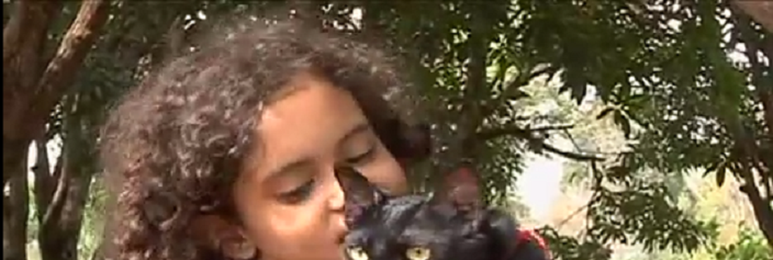 Morgana com seu gato adotado em um abrigo
