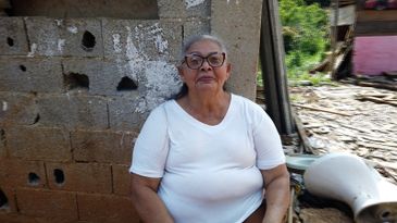 a_comerciante_carmen_noriega_em_frenta_a_sua_casa