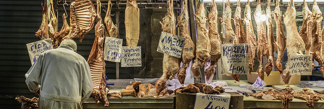 Venda de carnes no Mercado Central, em Atenas (2014)