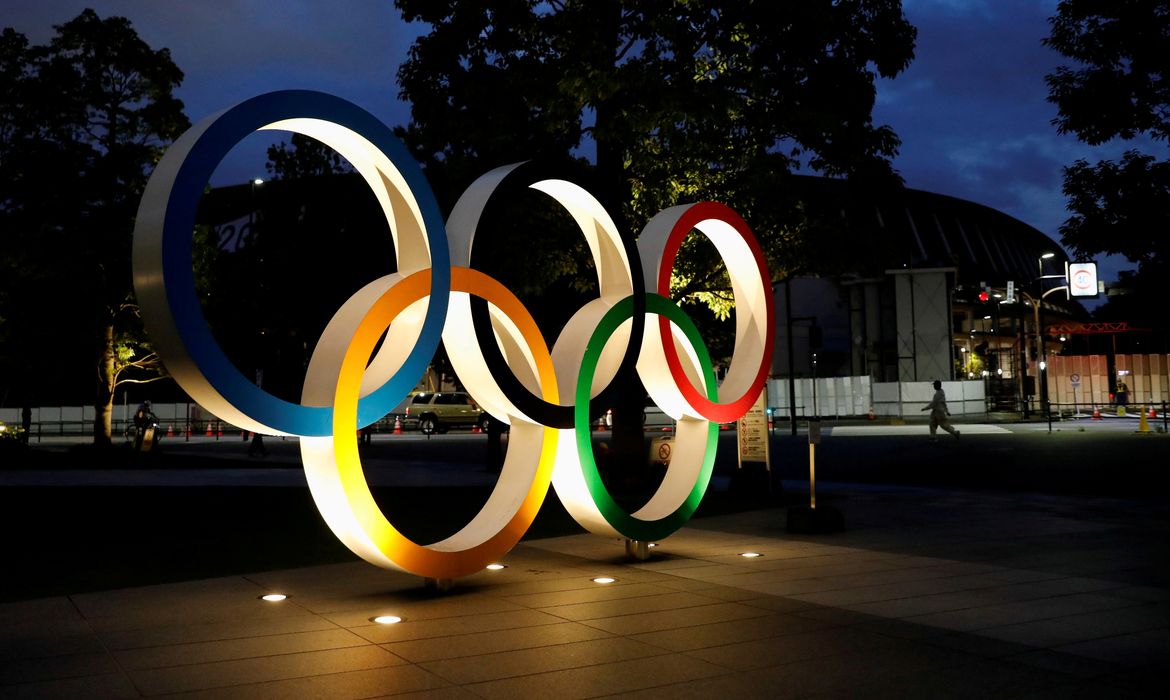 Anéis olímpicos em frente ao Comitê Olímpico do Japão - Tóquio 2020