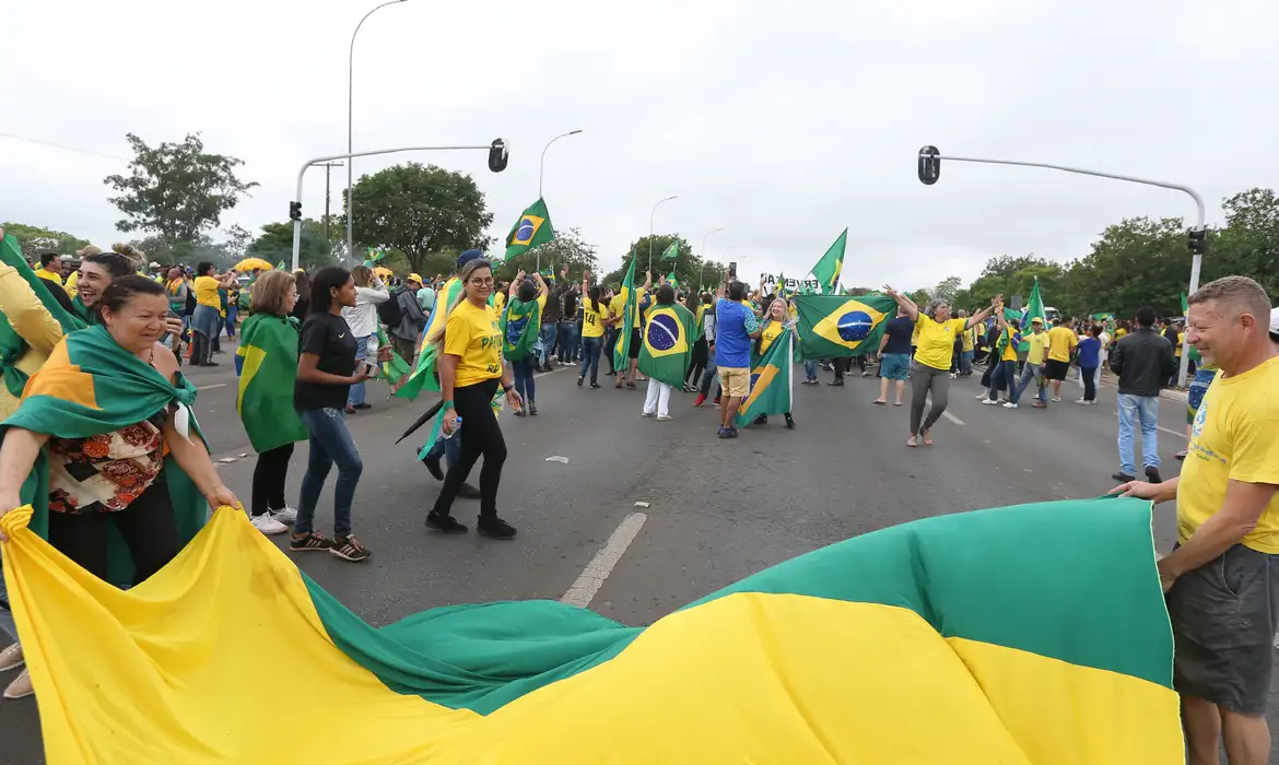 Manifestantes se reúnem em frente ao QG do Exército em Brasília