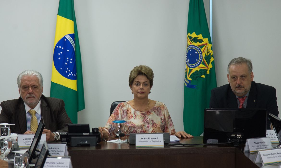 Brasília - A presidenta Dilma Rousseff e os ministros Jaques Wagner e  Ricardo Berzoini  em reunião com a Frente Nacional dos Prefeitos e a Associação Brasileira de Municípios (Fabio Rodrigues Pozzebom/Agência Brasil)