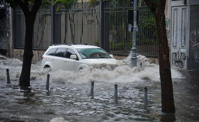  Fortes chuvas e ventos causam transtornos no centro do Rio de Janeiro. A cidade entrou em Estágio de Atenção às 11h50 devido à chuva. 