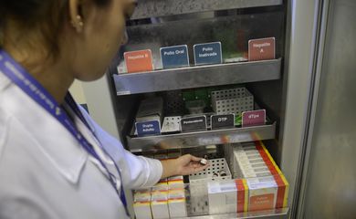  A técnica de enfermagem Thaís Marques seleciona vacinas na câmara de resfriamento do Centro Especial de Vacinação Álvaro Aguiar.