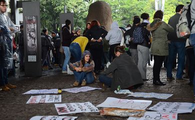 São Paulo - Professores e estudantes de universidades estaduais protestam no vão-livre do Museu de Artes de São Paulo (Masp), na Avenida Paulista  (Rovena Rosa/Agência Brasil)