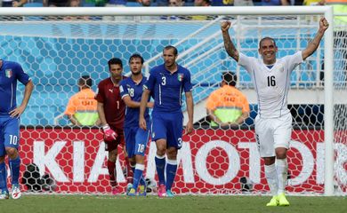 Uruguai vence a Itália por 1 x 0 (Antonio Calanni/AP/Direitos Reservados)