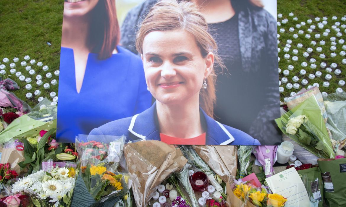 Britânicos fazem homenagens em memória de Jo Cox, como a deputada assassinada era conhecida