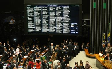 Brasília - A PEC 241, que cria um teto para os gastos públicos, é aprovada em 2º turno na Câmara (Fabio Rodrigues Pozzebom/Agência Brasil)