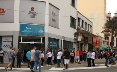 Fila no mutirão de emprego realizado pela Prefeitura de São Paulo no Cate Central da Avenida Rio Branco.
