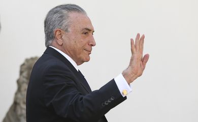 Brasília - O presidente interino, Michel Temer, chega para almoço na casa do deputado Rogério Rosso  (Marcelo Camargo/Agência Brasil)