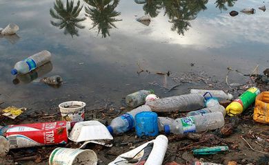 Poluição Plástica - Plastic bottles and garbage waste from a nearby village wash on the shores of a river and then spill into the sea. – Foto: UN Photo/Martine Perret