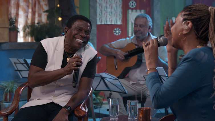 Neguinho da Beija-Flor embala o carnaval do Samba na Gamboa