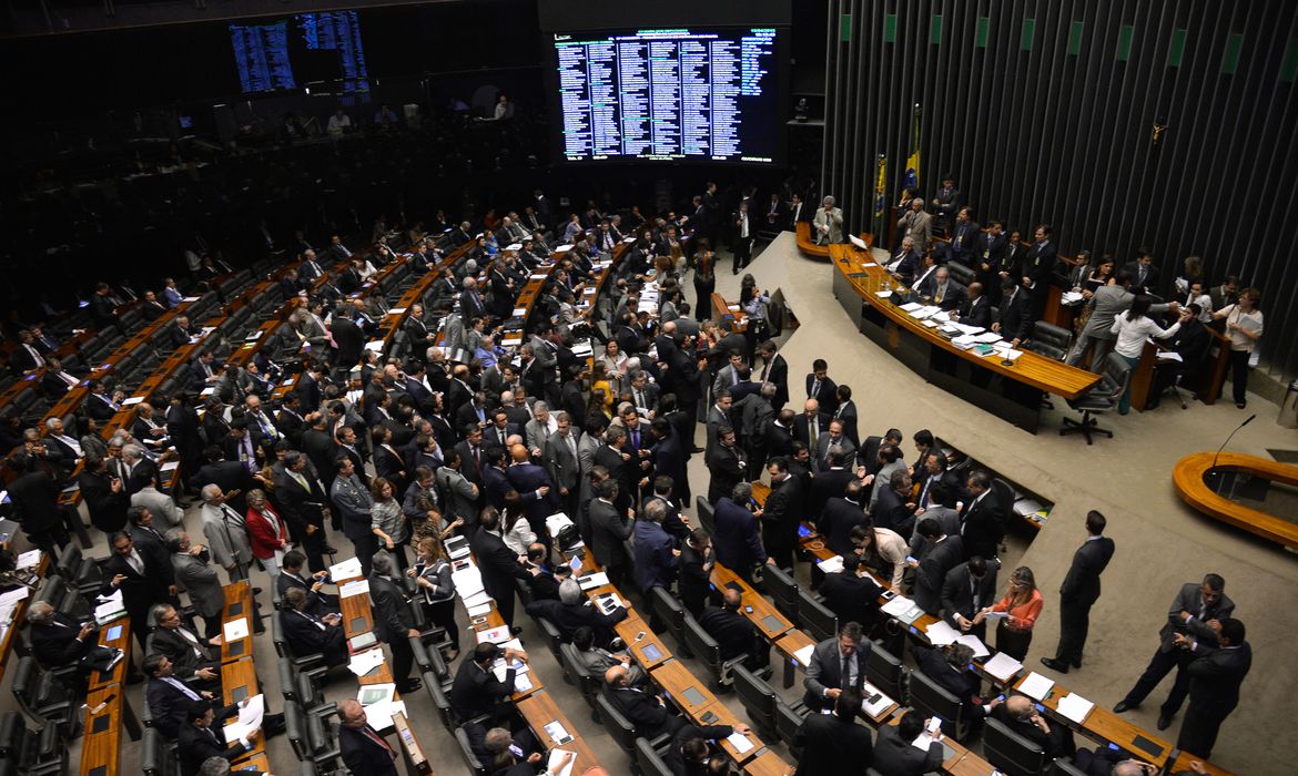 Plenário da Câmara dos Deputados durante debate do requerimento de retirada de pauta do projeto de lei da terceirização (PL 4330/04), apresentado pelo PSD (Wilson Dias/Agência Brasil)