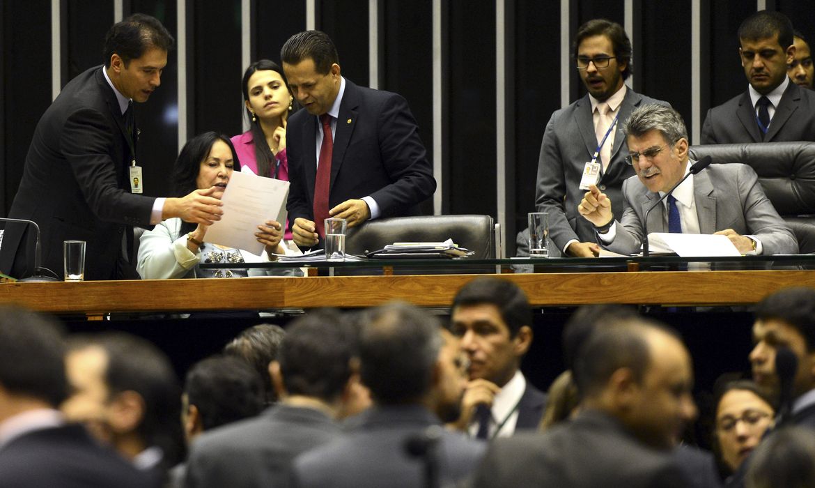 Brasília - O Congresso Nacional realiza sessão plenária, para votar a Lei de Diretrizes Orçamentárias (LDO) e o Orçamento Geral da União para 2016 (Antonio Cruz/Agência Brasil)