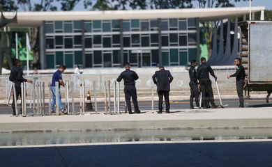 Brasília (DF) 10/05/2023 retirada das grades instaladas em frente ao Palácio do Planalto. Foto: José Cruz/ Agência Brasil