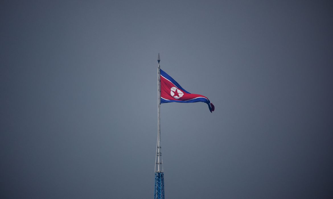 Bandeira da Coreia do Norte em zona desmilitarizada perto da fronteira com a Coreia do Sul