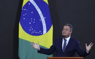 O ministro da Casa Civil, Rui Costa, assume o cargo  em uma cerimônia no Salão Oeste do Palácio do Planalto