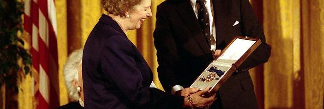 Ex-primeira-ministra Margaret Thatcher recebe de George H. W. Bush a Medalha Presidencial da Liberdade, a maior honraria civil concedida pelos Estados Unidos