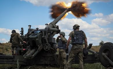 Tropas ucranianas disparam artilharia durante invasão russa na região ucraniana de Donbas