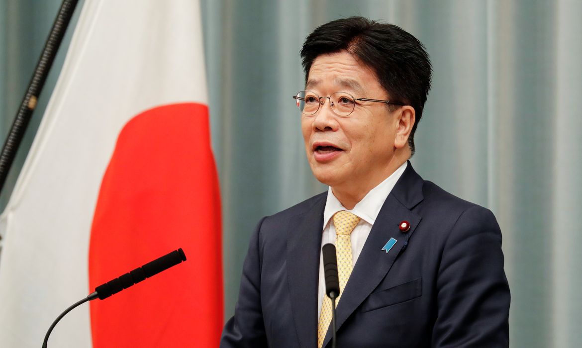 Secretário-chefe de gabinete do Japão, Katsunobu Kato, durante entrevista coletiva em Tóquio