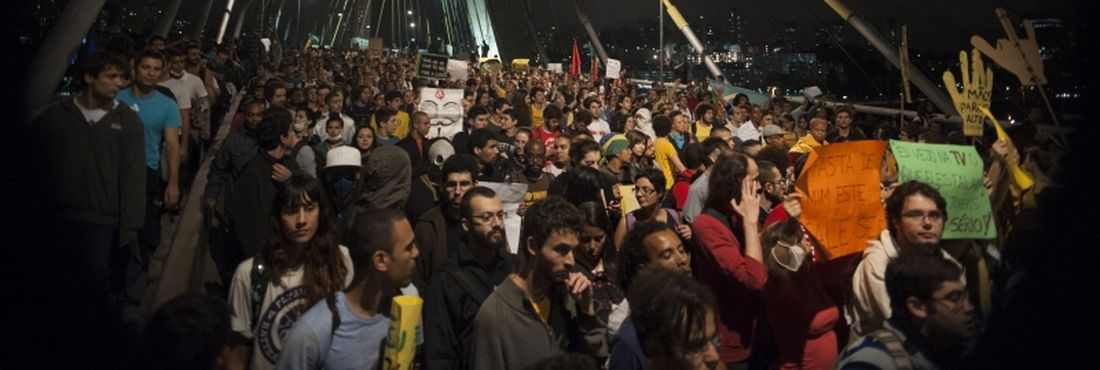 São Paulo - Protesto contra aumento das passagens do transporte público, gastos na Copa do Mundo e a corrupção tomaram as ruas da capital paulista