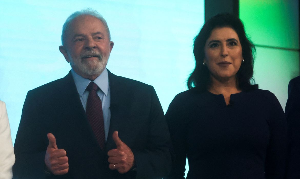 Ex-presidente Luiz Inácio Lula da Silva e senadora Simone Tebet em debate durante campanha presidencial