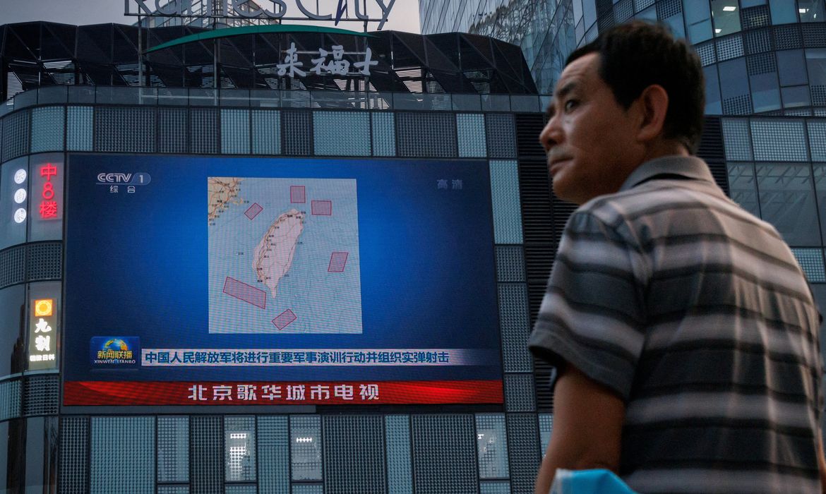 Mapa com posições dos exercícios militares chineses no entorno de Taiwan são mostrados em telão de shopping, em Pequim, China