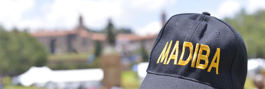 Filas não desanimam africanos na despedida de Mandela Filas não desanimam africanos na despedida de Mandela