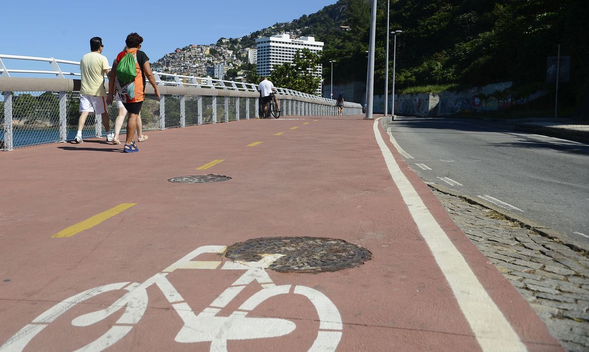 Rio de Janeiro - Trecho não suspenso da ciclovia na Avenida Niemeyer, próximo ao Mirante do Leblon, está reaberto. (Fernando Frazão/Agência Brasil)