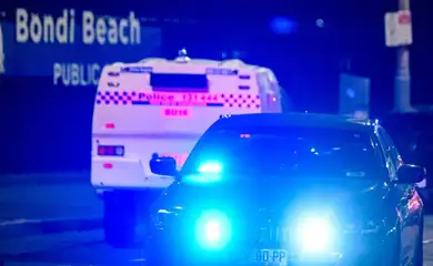 14/12/2025 - Sidney - Veículos de emergência no local de um tiroteio na praia de Bondi, em Sydney, no domingo. Foto: Izar Khan - Reuters/ Proibida a reprodução