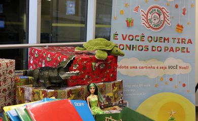 Lançamento da 32ª edição da Campanha Papai Noel dos Correios para o apadrinhamento das cartas com pedidos de Natal escritas por crianças de escolas públicas, no edifício-sede dos Correios, em Vila Leopoldina.