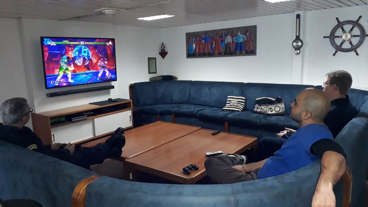 Sala de TV do navio Almirante Maximiano