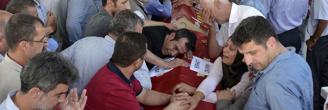 Funeral de 16 dos 32 mortos em atentado suicida na Turquia